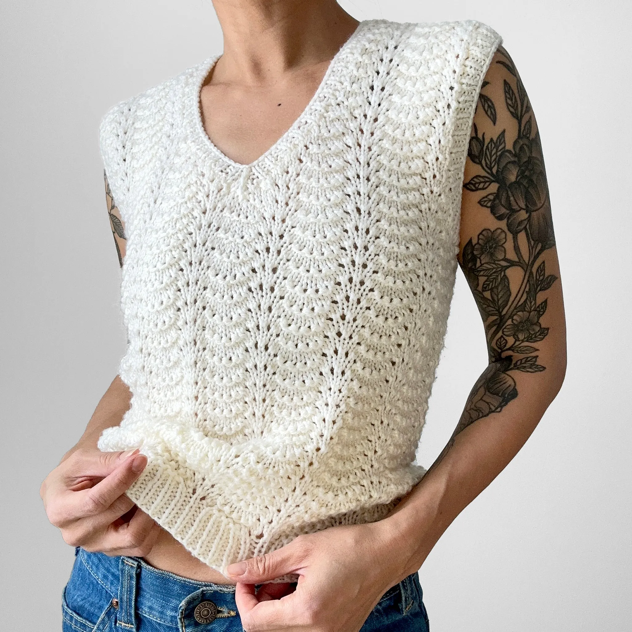 1970s Soft Lightweight V-Neck Sleeveless Fitted Knit Pullover Sweater Top